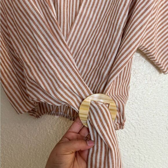 Topshop Cropped V Neck Stripe Buckle Faux Wrap Top
Elbow Sleeve Boho Sz 2 - Picture 4 of 7